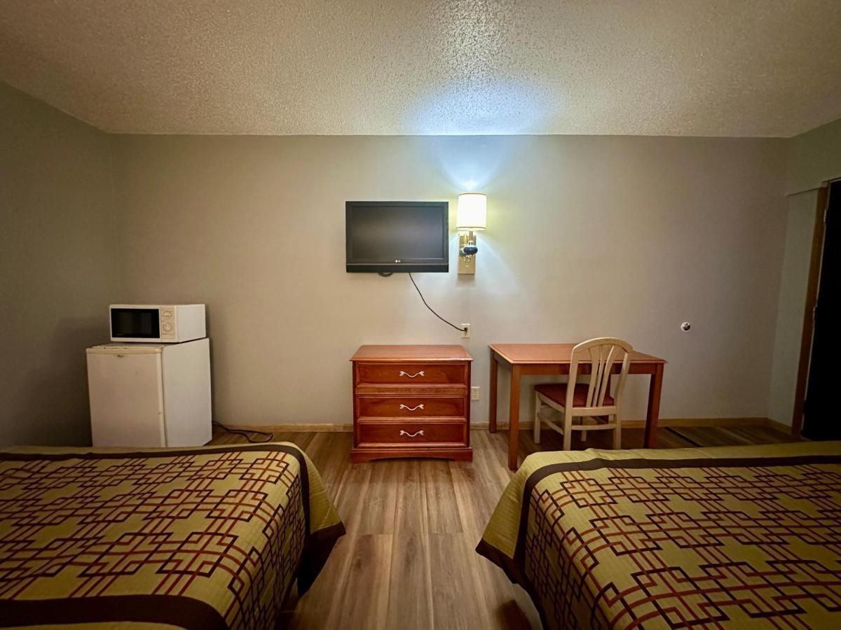 Thunderbird Motor Inn Baraboo Bagian luar foto