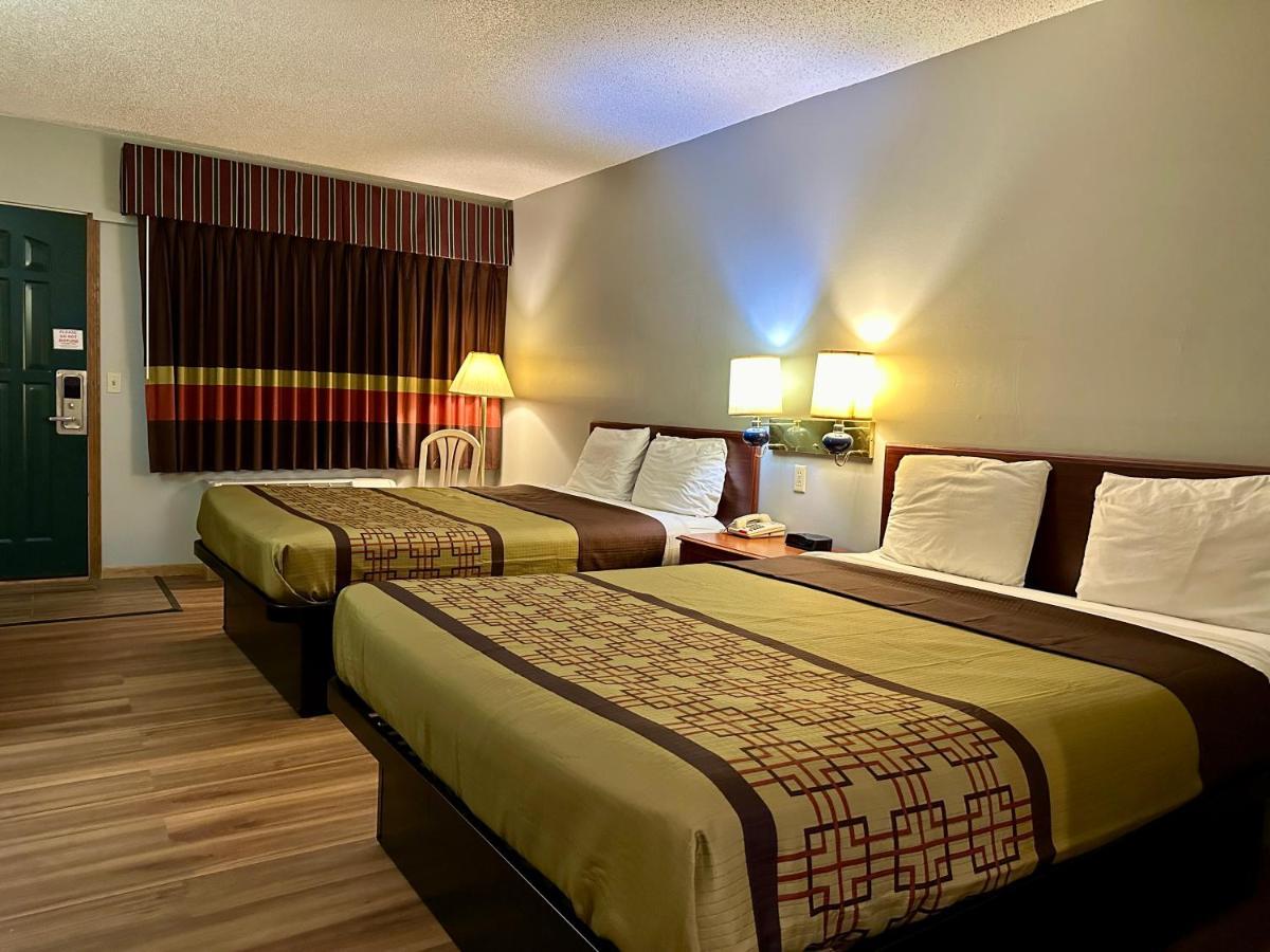 Thunderbird Motor Inn Baraboo Bagian luar foto