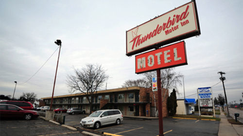 Thunderbird Motor Inn Baraboo Bagian luar foto