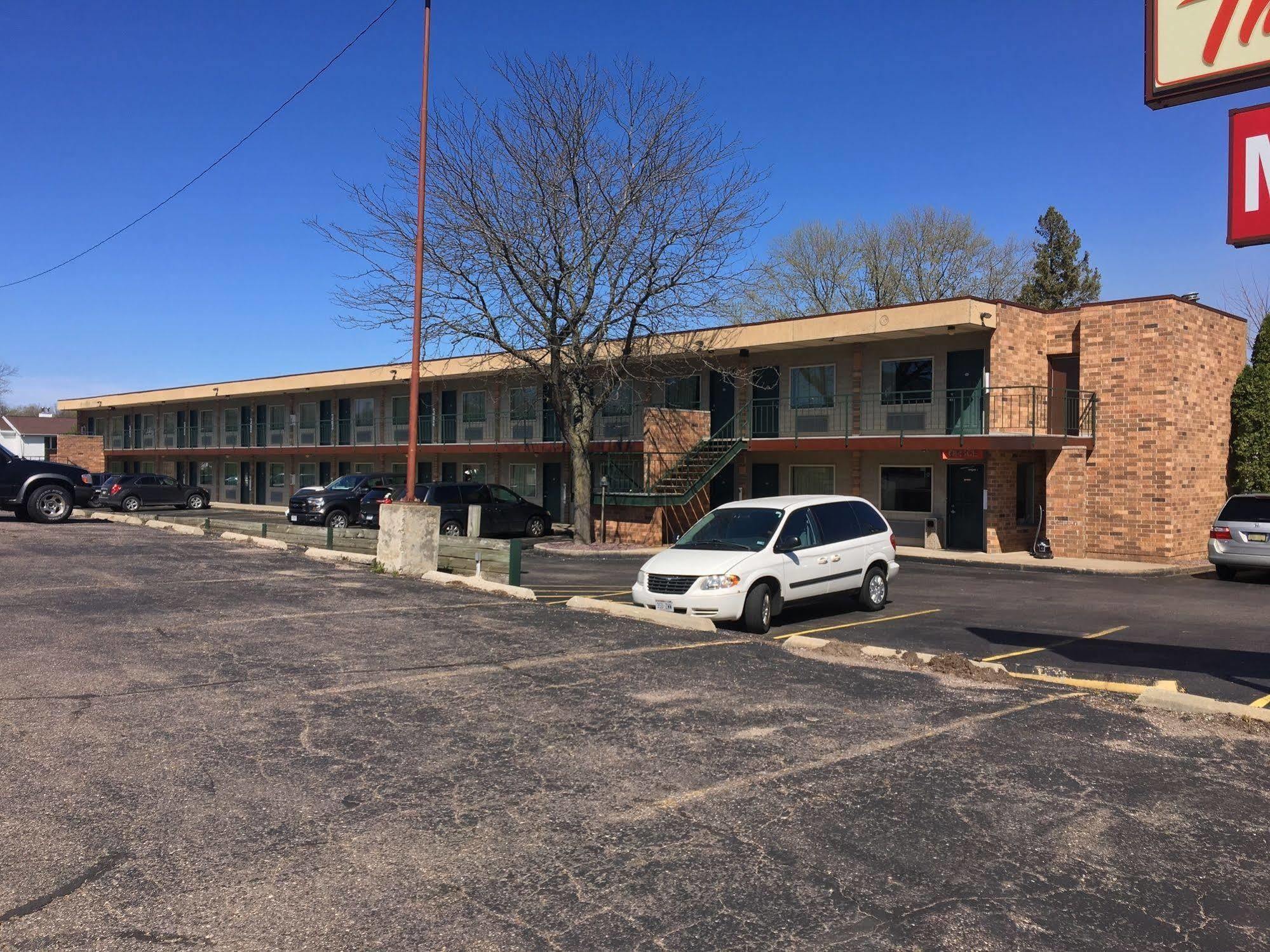 Thunderbird Motor Inn Baraboo Bagian luar foto