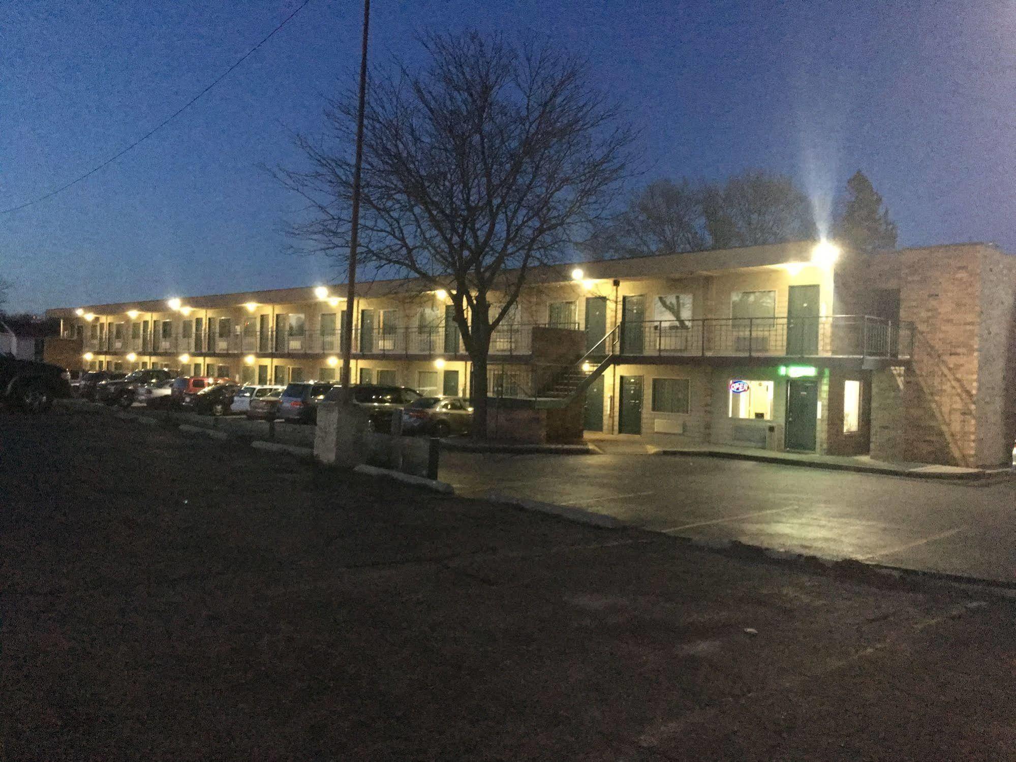 Thunderbird Motor Inn Baraboo Bagian luar foto