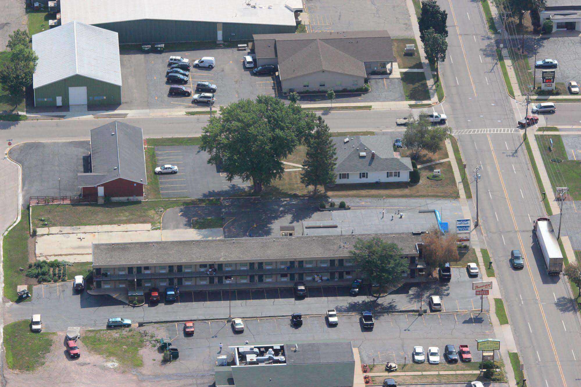 Thunderbird Motor Inn Baraboo Bagian luar foto